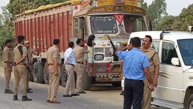 Pratapgarh: Illegal sand trade by overloaded trucks in Belha, administration silent
