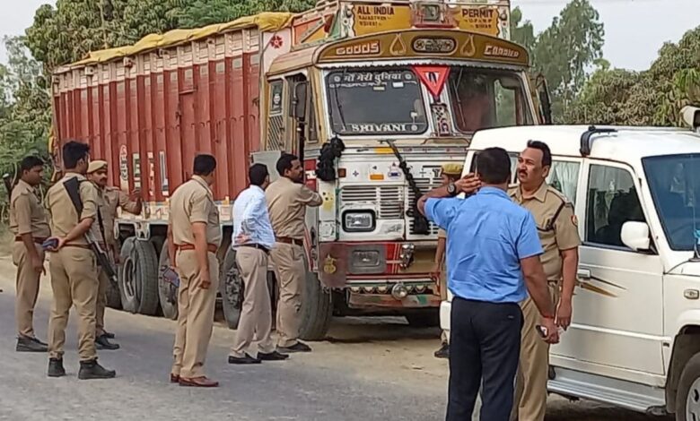Pratapgarh: Illegal sand trade by overloaded trucks in Belha, administration silent