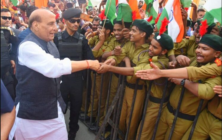 Lucknow: Rajnath Singh reached Lucknow, welcomed at the airport