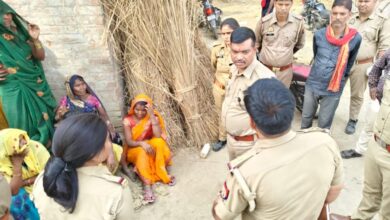 Kaushambhi News: The body of a girl was found hanging from a noose under suspicious circumstances