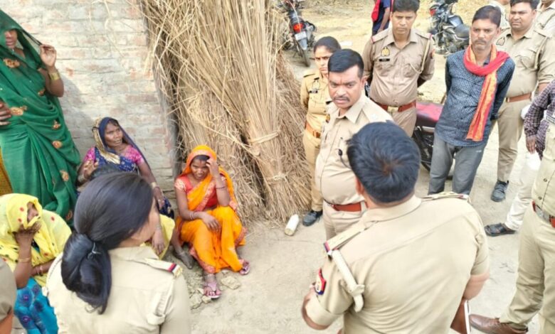 Kaushambhi News: The body of a girl was found hanging from a noose under suspicious circumstances