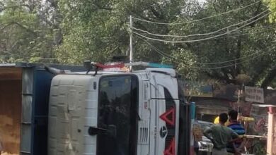 Prayagraj News: Overloaded truck filled with ballast climbed the divider and overturned, major accident averted