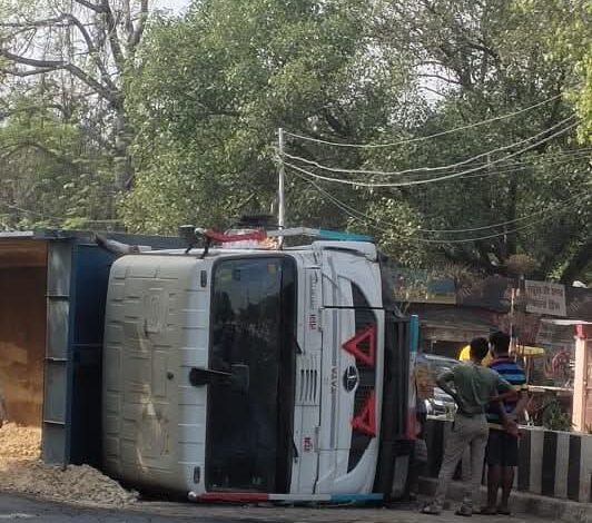 Prayagraj News: Overloaded truck filled with ballast climbed the divider and overturned, major accident averted