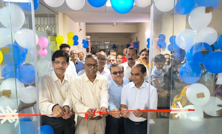 Sultanpur news: Hundreds of patients were examined in a massive free health camp organized on the 25th foundation day of Aastha Hospital