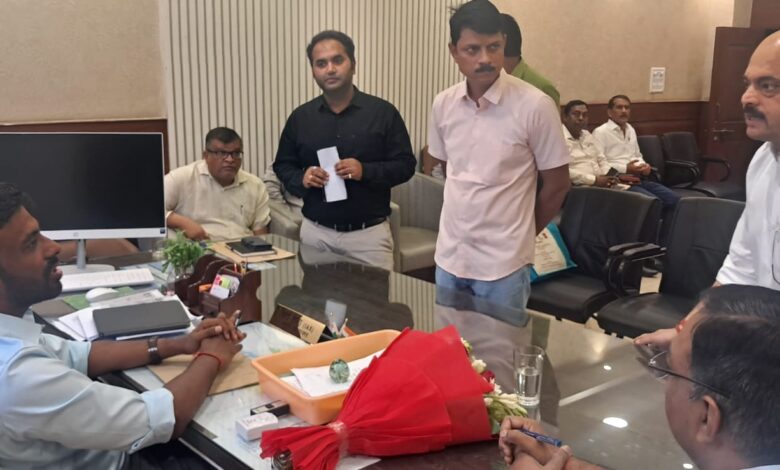 Prayagraj news: During the public hearing, Municipal Commissioner, Municipal Corporation Prayagraj Shri Seelam Sai Teja heard the complaints: