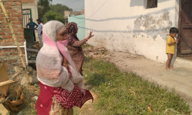 Jhusi News: Two transformers installed between the settlement and houses, the people of Jalalpur are forced to live under the shadow of death