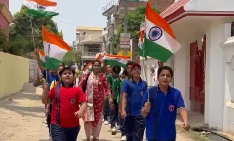 Pratapgarh News: Wave of happiness on air strike in Pratapgarh, students took out tricolor march