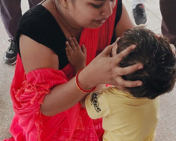 Naini News: Due to the promptness of the GRP in-charge, the two-year-old girl who was lost within an hour was found by her family