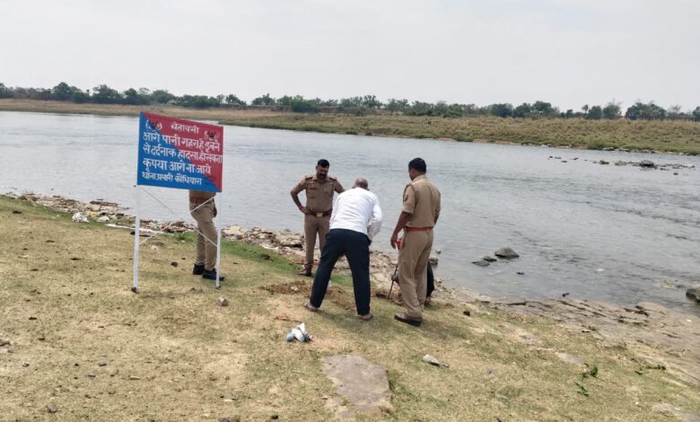 Kaundhiyara News: Police put up warning board on the banks of Tons river on Kaundhiyara Patpar, appealed to tourists