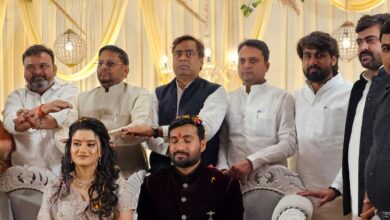 Pratapgarh: Samajwadi Party leaders attended the engagement ceremony and extended best wishes