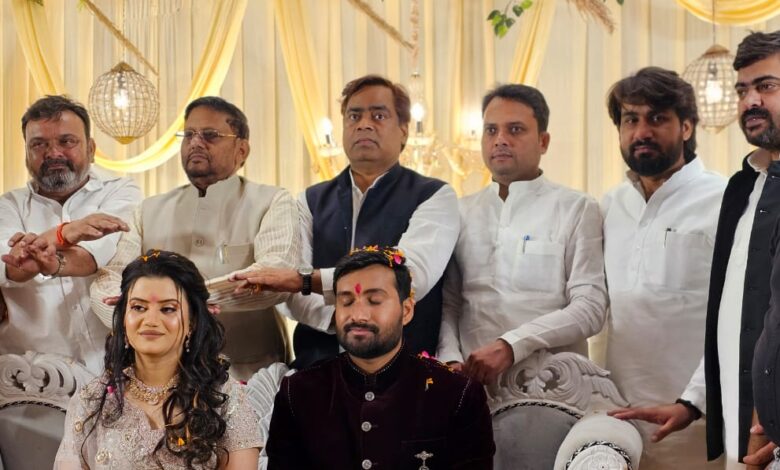 Pratapgarh: Samajwadi Party leaders attended the engagement ceremony and extended best wishes