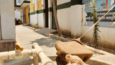 Prayagraj News: Hand pump is not working in Kathauli Primary School since last three months, children wander for drinking water