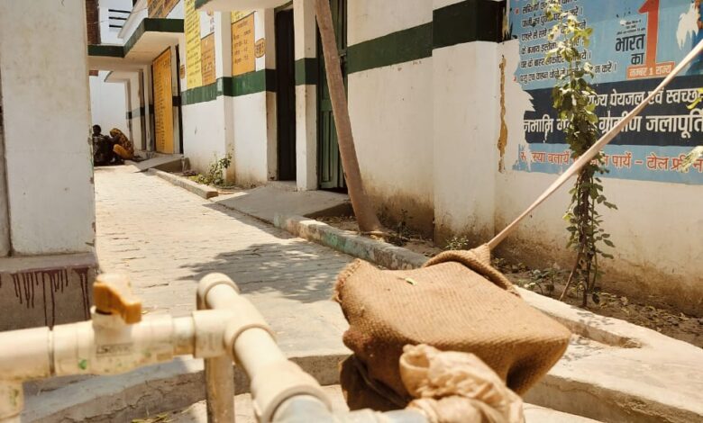 Prayagraj News: Hand pump is not working in Kathauli Primary School since last three months, children wander for drinking water