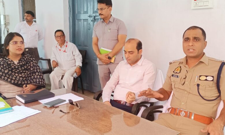 Pratapgarh: Pratapgarh District Magistrate and Superintendent of Police conducted public hearing on police station resolution day, gave instructions for fair and timely resolution