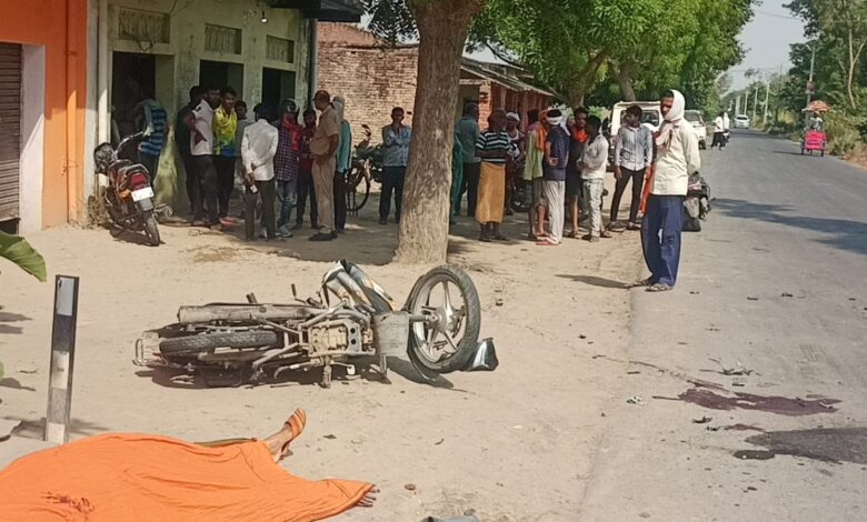 Meja News: Father and daughter died in a collision between a tempo and a bike, panic in the area