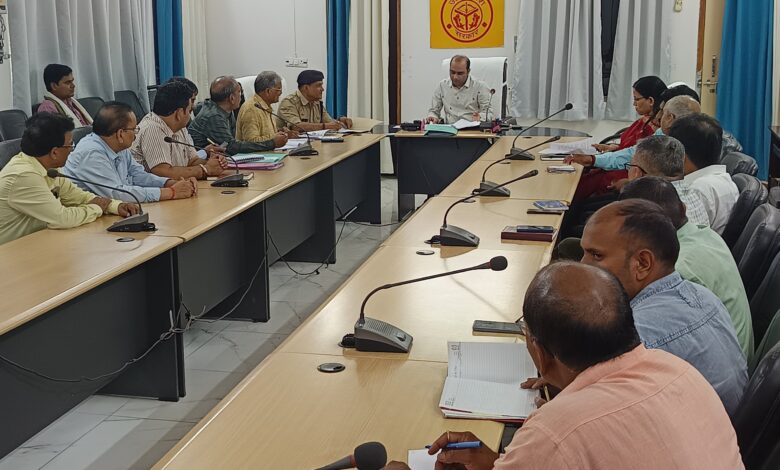 Pratapgarh News: Administration alert for peaceful and copy-free B.Ed entrance exam, review meeting held under the chairmanship of DM