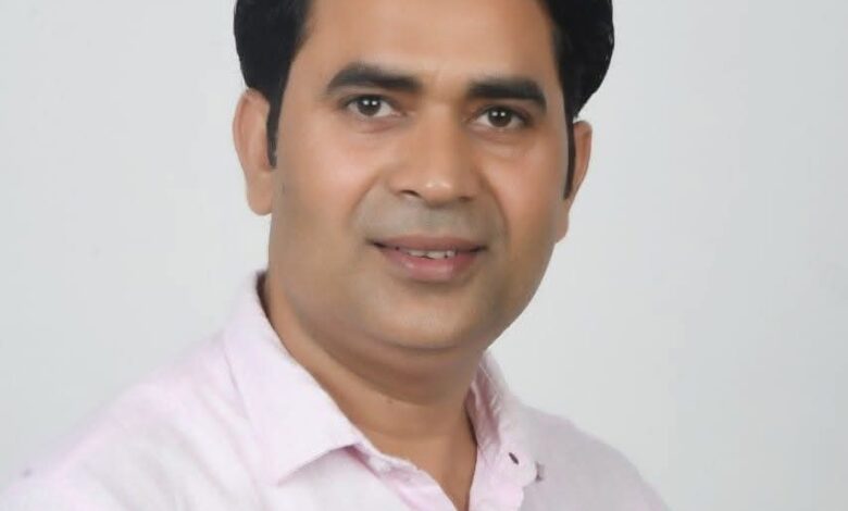 Pratapgarh: Ashfaq Ahmed came forward to help the journalist injured in a road accident