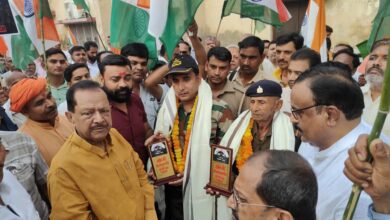 Pratapgarh News: Patriotic slogans echoed all around in the Tiranga Yatra, ex-servicemen were honored