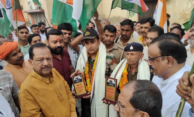 Pratapgarh News: Patriotic slogans echoed all around in the Tiranga Yatra, ex-servicemen were honored