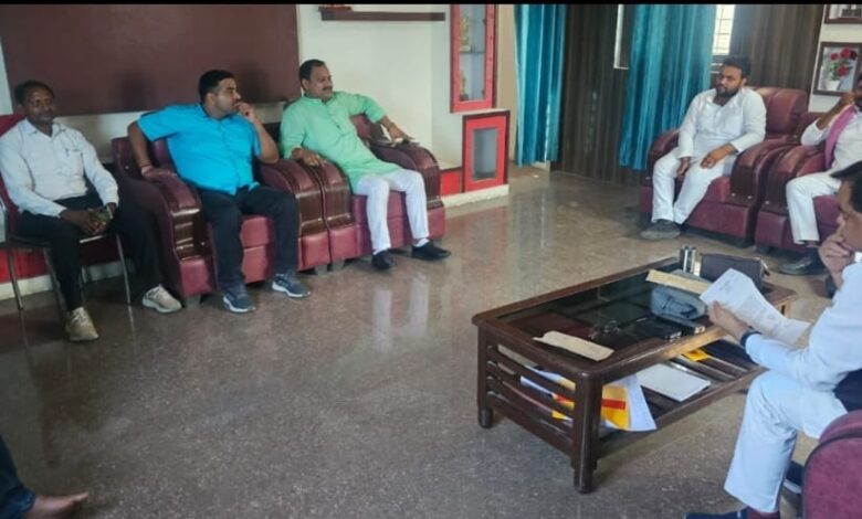 Pratapgarh: Raniganj MLA Dr. R.K. Verma conducted public hearing at the camp office and instructed to resolve public problems