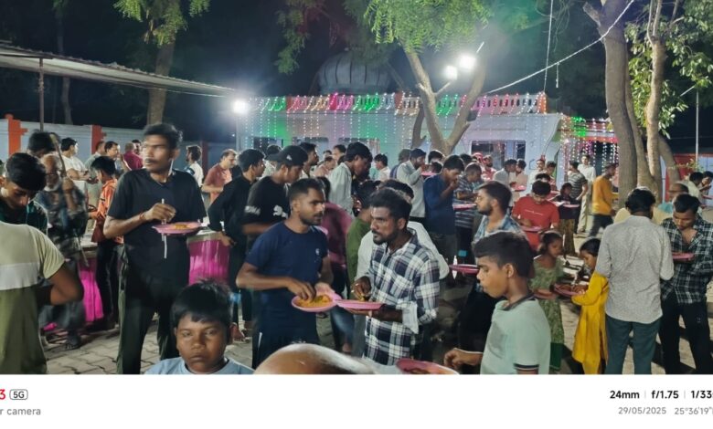 Prayagraj (Soraon): Thousands of people tasted the prasad in the feast organized on the foundation day of the temple