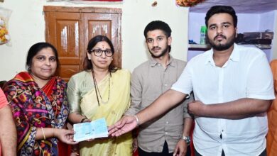 Prayagraj News: Former mayor of Prayagraj gave a check of 2.40 lakhs to the family of a bullion trader