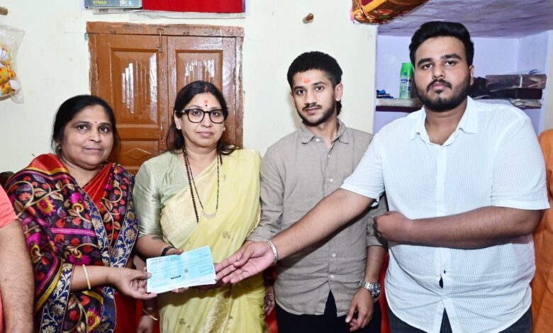 Prayagraj News: Former mayor of Prayagraj gave a check of 2.40 lakhs to the family of a bullion trader