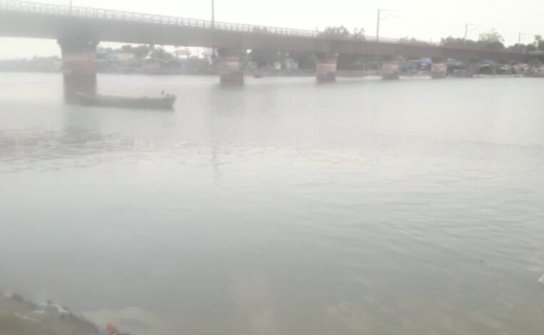 Prayagraj News: A young man who came to visit relatives died under suspicious circumstances, his body was found in a dry canal