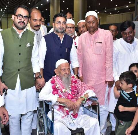 Lucknow News: State Minister Danish Azad gave a grand welcome to 288 passengers who returned after completing Haj