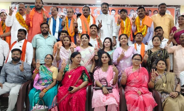 Prayagraj News: BJP's victory flag hoisted in the Municipal Corporation, all the candidates were given a warm welcome after winning