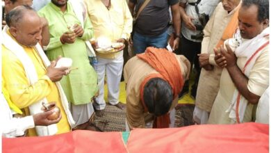 Pratapgarh News: Kunda MLA laid the foundation stone for the widening and strengthening work of Kanhaiya Nagar Trilokpur-Ramvanagaman Marg, a wave of happiness among the people of the area