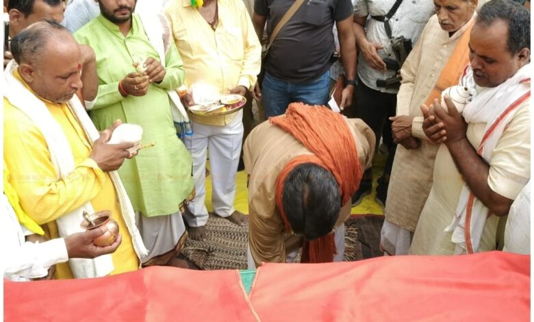Pratapgarh News: Kunda MLA laid the foundation stone for the widening and strengthening work of Kanhaiya Nagar Trilokpur-Ramvanagaman Marg, a wave of happiness among the people of the area