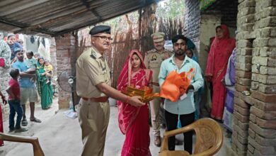 Basti: Additional Superintendent of Police sets an example of humanity by reaching in-laws house of fire victim daughter
