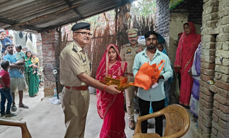 Basti: Additional Superintendent of Police sets an example of humanity by reaching in-laws house of fire victim daughter