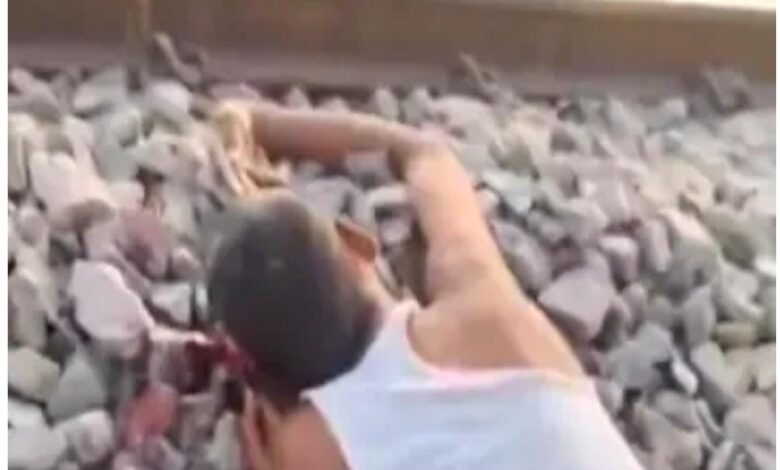 Prayagraj News: Fed up with family feud, a young man committed suicide by jumping in front of a train