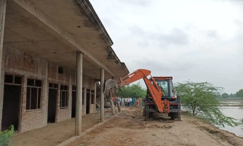 Amethi News: Two days ago, two officers were injured in an attack by encroachers on the administrative team that went to remove illegal encroachment