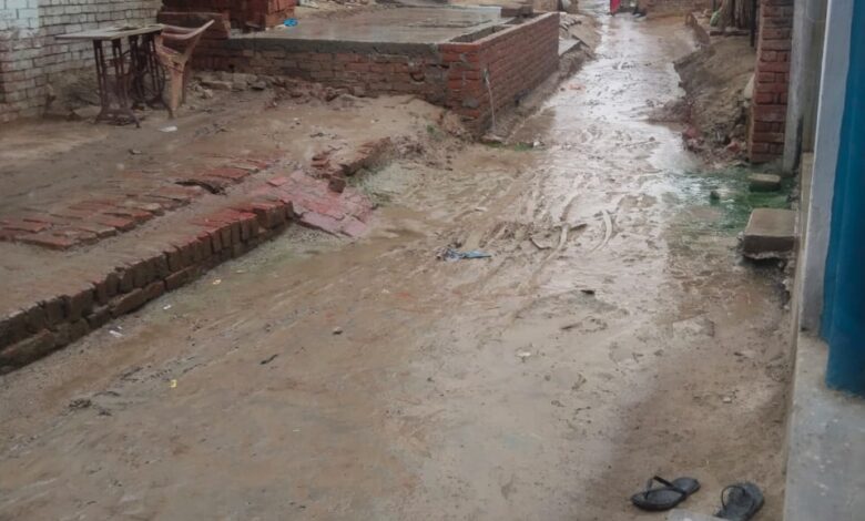 Kaushambhi News: Teacher bent on illegal construction work on the basis of bullying