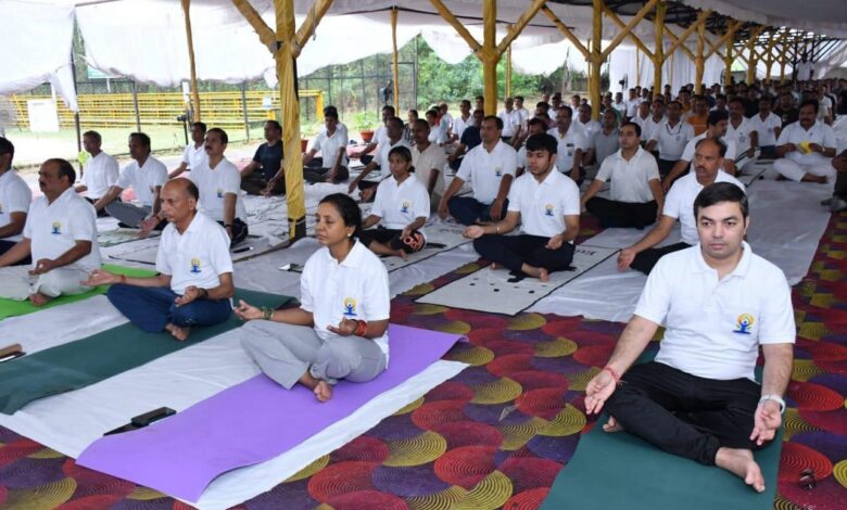 Prayagraj News: Yoga practice program organized on International Yoga Day in the office of Principal Controller of Defense Accounts (Pension)