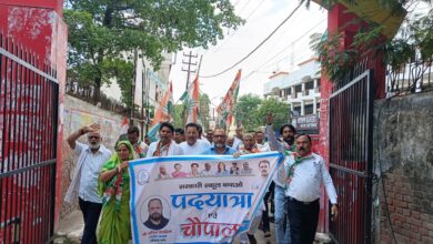 Pratapgarh: Congress took out a foot march against the merger of 5000 government schools in Belha