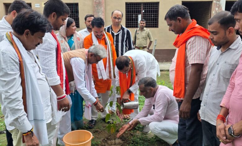Prayagraj environmental protection: MLA reached 'Mann Ki Baat' program in Bhadevara and planted trees