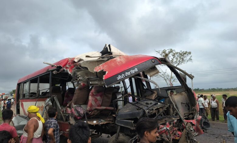 Prayagraj: More than half a dozen people injured in a fierce collision between a bus and a dumper
