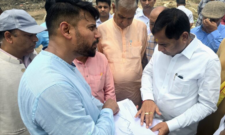 New Delhi: BJP MP Yogendra Chandolia inspected the KSN drain of Kiradi assembly constituency