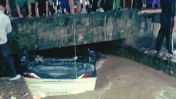 Haldwani: Car falls into overflowing canal, four people including an innocent child die a painful death