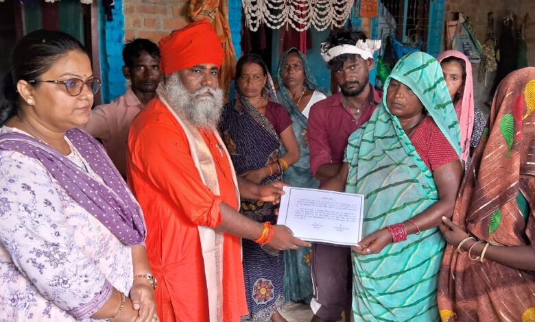 Peelibheet: MLA met the family of the deceased in the lion attack, gave condolences and financial help