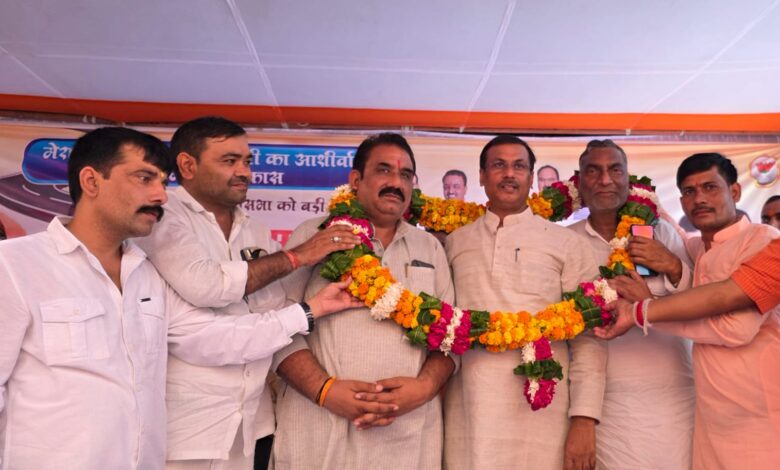 Karchana MLA silver crown: Affection of workers or political gesture? Silver crown becomes the center of discussion