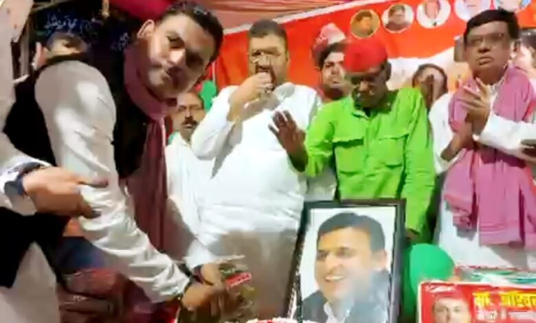 Prayagraj (Naini): Worship of Maa Ganga on the banks of Sangam, distribution of clothes to hundreds of women, wishes for long life given by cutting cake