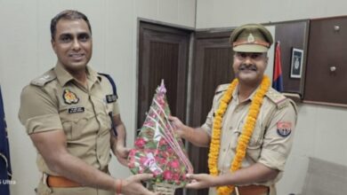 Pratapgarh news: SP Dr Anil Kumar bid farewell to PRO on his transfer to another district