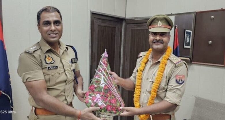 Pratapgarh news: SP Dr Anil Kumar bid farewell to PRO on his transfer to another district