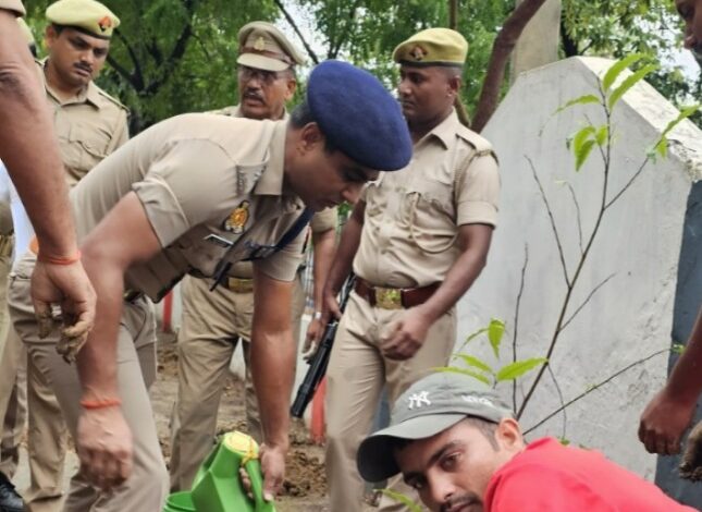 Pratapgarh news: Police's step towards green Pratapgarh, Superintendent of Police Dr. Anil Kumar planted trees