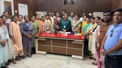 Prayagraj news: Commendable effort of Agrawal Mahila Mandal – distributed fruits and biscuits to patients in Calvin Hospital